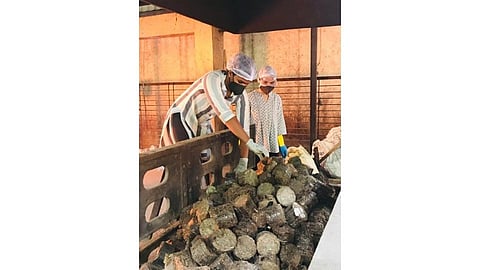 परिचारिका ते मृतदेहांवर अंत्यसंस्कार; धाडसी वैष्णवीची निस्वार्थ सेवा