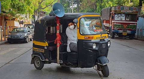 Social work : ऑटोचालक कोरोनाच्या संकटात वाहनातून करतोय निःशुल्क रुग्णवाहतूक