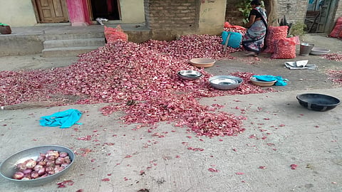 जायकवाडी (जि.औरंगाबाद) : घराजवळ साठवून ठेवलेला कांदा.(छायाचित्र : गजानन आवारे)