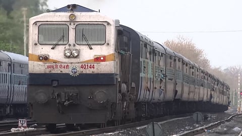 धावत्या रेल्वेत घडला हृदय पिळवटून टाकणारा प्रसंग; प्रवाशांचेही पाणावले डोळे