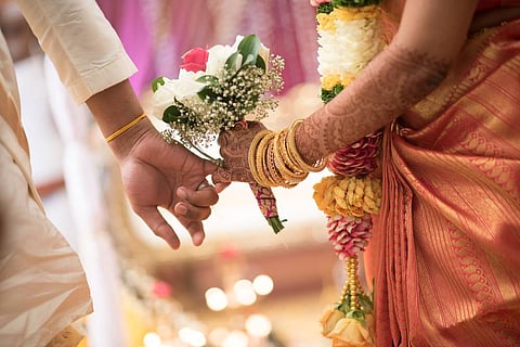 बॉयफ्रेंडची पोलिसांकडे तक्रार करायला गेली अन् लग्न करूनच आली