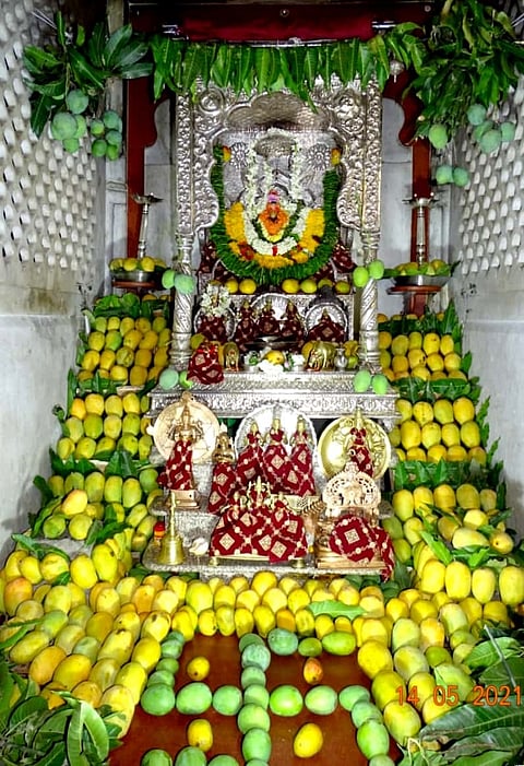 पैठण (जि.औरंगाबाद) : संत एकनाथ महाराजांच्या वाडा मंदिरात अक्षय तृतीयानिमित्त विजयी पांडुरंगाच्या मूर्तीला केशर आंब्याची केलेली आरास.