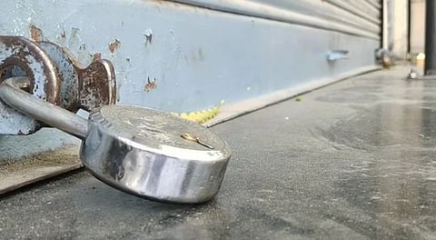 मानवी साखळीद्वारे लॉकडाउनचा निषेध