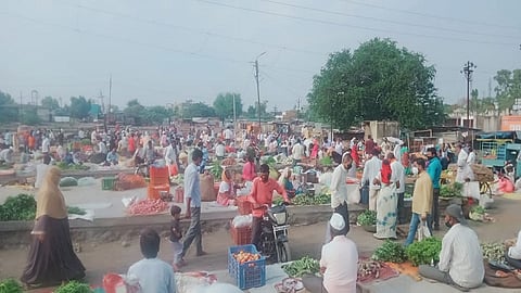 कोरोनाच्या काळात उस्मानाबाद जिल्ह्यातील आठवडे बाजारात तोबा गर्दी होत आहे.