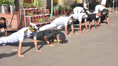 नौदल प्रमुखांनी पुण्यातील कॅडेट्सना दिलं पुश अप चॅलेंज; पाहा PHOTO