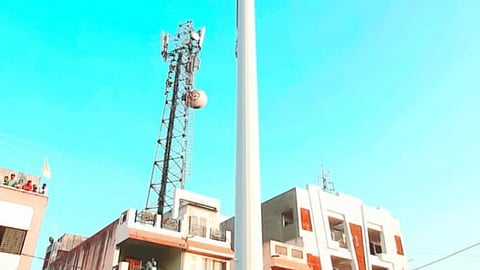 अमळनेरातील १०५ फुटी तिरंगाची प्रतीक्षाच !
