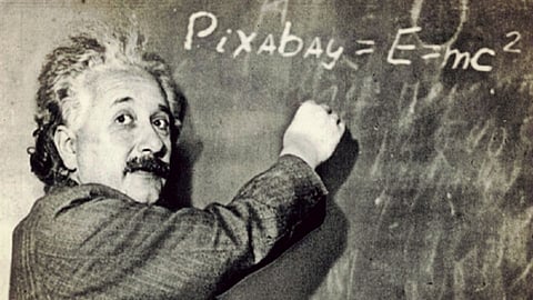 आइन्स्टाइनने E=MC2 लिहलेल्या कागदाचा लिलाव; मिळाला छप्परतोड भाव