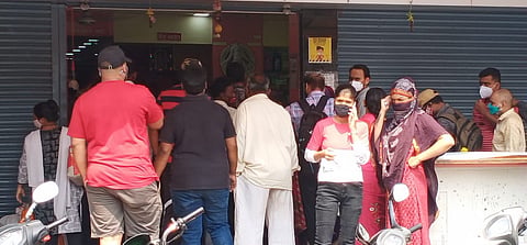 नियमभंग केल्याने पुणे मार्केट यार्डातील किराणा दुकानांवर कारवाई