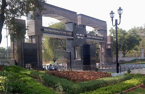 धक्कादायक! विद्यार्थिनीने दिली चक्क ICU मधून परीक्षा; विद्यापीठाबाबत विद्यार्थ्यांमध्ये प्रचंड रोष