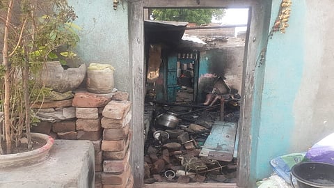 किट्टी आडगाव (ता. माजलगाव) : विद्युतप्रवाह उतरल्याने घराला आग लागली होती.