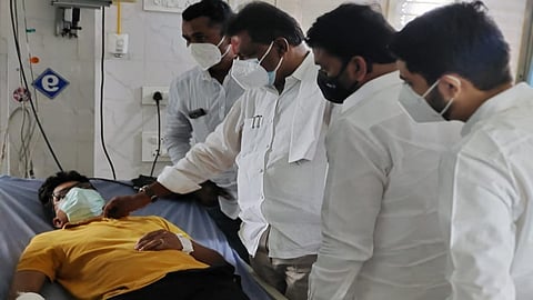 आष्टी (जि.बीड) : तालुक्यात वैद्यकीय अधिकारी विशाल वनवे यांना पोलिसांनी मारहाण केली.