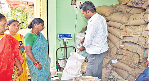 धक्कादायक! मृत व्यक्तीच्या नावाने धान्याची उचल? रास्त धान्य दुकानदाराचा काळाबाजार