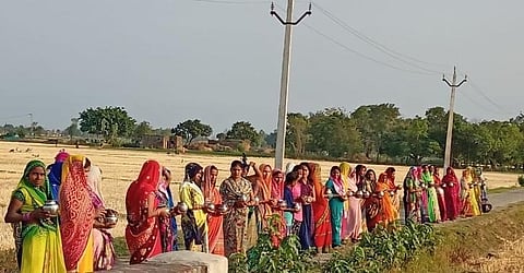 VIDEO: घ्या कोरोनाचा प्रसाद! यूपीतील गावांमध्ये कोरोनामाईची पूजा