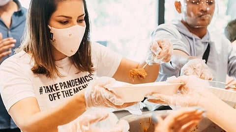 bollywood sunny leone and danie webber give food boxes to needy people