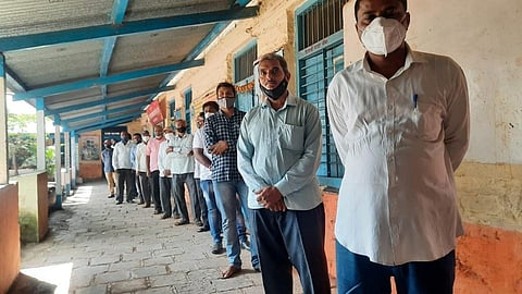 Voters in queue