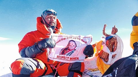 ब्रेन हॅमरेजमुळे आईला झालेला त्रास मला सहन होईल का? पोलिसाने केले एव्हरेस्ट शिखर सर