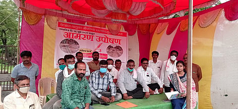 वादळी वाऱ्यासह पावसात भिजत उपोषण सुरू; पोलिस ताफ्यात वाढ