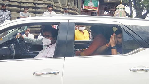 उमरगा (जि.उस्मानाबाद) : खासदार ओमराजे निंबाळकर हे माजी खासदार रविंद्र गायकवाड यांच्या गाडीत कार्यक्रमास्थळी आल्याचे चित्र उपस्थितीतांना आश्वर्याचे वाटत होते.