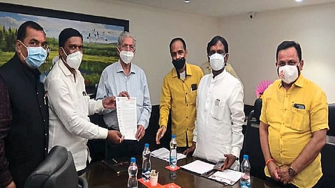 परवाना शुल्क व्यापाऱ्यांकडून घेऊ नका, सुभाष देसाईंकडे मागणी