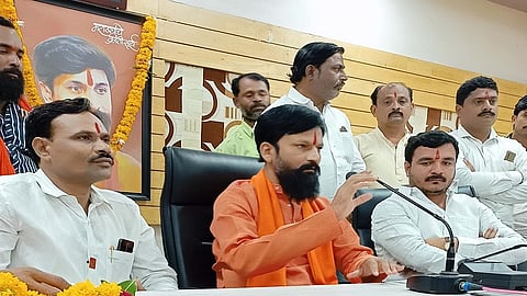 लातूर : पत्रकार परिषदेत बोलताना नानासाहेब जावळे. यावेळी उपस्थित विजय घाडगे.