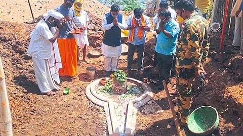 चंद्रपूर : देवटोक येथे उत्खननात सापडली शिवपिंड; ५ फूट लांब आणि १ फूट उंच