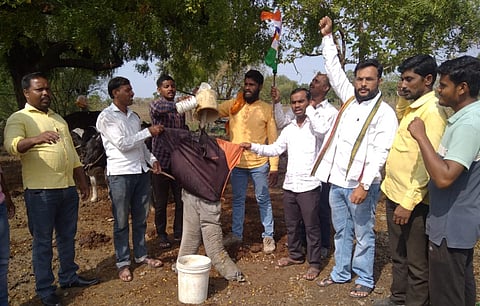 मांजरम येथे चाबूक फोडो आंदोलन