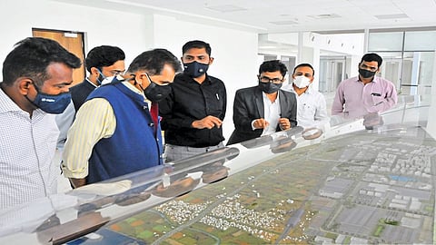 औरंगाबाद : ऑरिक सिटीच्या मुख्य इमारतीत डिझाइनची पाहणी करताना निती आयोगाचे मुख्य कार्यकारी अधिकारी अमिताभ कांत, डीएमआयसीचे उपाध्यक्ष अभिषेक चौधरी, एमआयडीसीचे मुख्य कार्यकारी अधिकारी डॉ. पी. अनबलगन, ऑरिकचे व्यवस्थापकीय संचालक अमगोथू श्रीरंगानायक, सहसंचालक जितेंद्र काकुस्ते आदी.