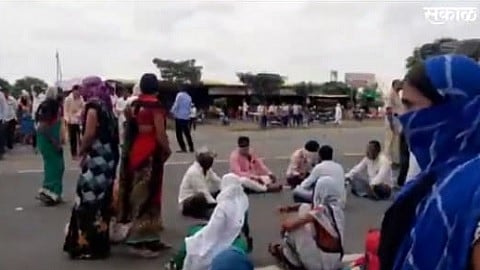 संतप्त महिलांनी बीड तालुक्यातील खडकीघाट येथील धुळे-सोलापूर महामार्ग अडवून रास्ता रोको आंदोलन केले.