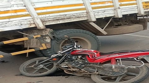 उमरगा (जि.उस्मानाबाद) : शहरातील राजधानी पेट्रोल पंपासमोर आयशर टेम्पो-दुचाकीचा अपघात झाला.