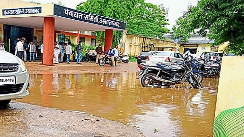 उस्मानाबाद : शहरात झालेल्या पावसामुळे पंचायत समितीच्या आवारात असे पाणी साचले होते.