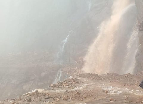 20 दरड कोसळल्या, महाबळेश्वर-पोलादपूर महामार्गावर गेला वाहून