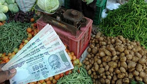 तुम्हीच सांगा! महागाईमुळे त्रस्त झालेल्या नागरिकांनी जगायचे कसे?