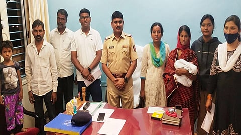 उमरगा : दोन लहान निरागस मुलींना पालकांच्या स्वाधीन करताना पोलीस निरीक्षक मुकुंद अघाव, सहायक पोलीस निरीक्षक सिद्धेश्वर गोरे आदी.