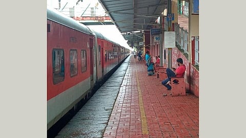 ब्रीद ठरवले सार्थ; सलग 72 तास सेवा देणाऱ्या कोकण रेल्वेच्या कर्मचाऱ्यांना सलाम!