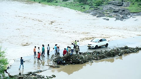 हिंगोली : कयाधू नदी दुथडी भरून वाहत होती. समगा गावाजवळील पुल तुटला होता.