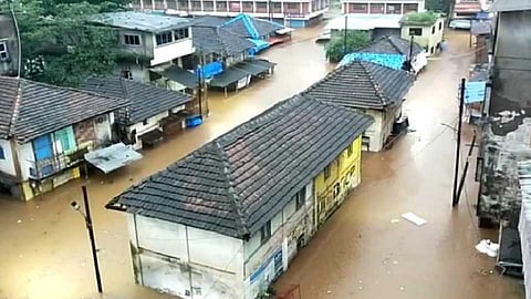महाडमध्ये भीषण स्थिती, जीव वाचवण्यासाठी लोक बसले एसटीच्या टपावर