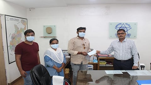 नांदेड : कोरोनामुळे मृत्यू पावलेल्या पोलिस अंमलदार किरण तेलंगे यांच्या कुटुंबियांना ६० लाख रुपयांचा धनादेश पोलिस अधीक्षक प्रमोदकुमार शेवाळे यांच्या हस्ते शुक्रवारी देण्यात आला.