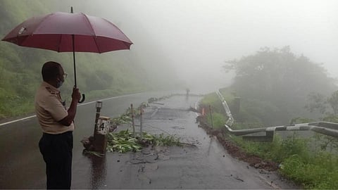 खेड तालुक्यातील 3 गावांत दरड कोसळली; 17 जण अडकल्याची शक्यता