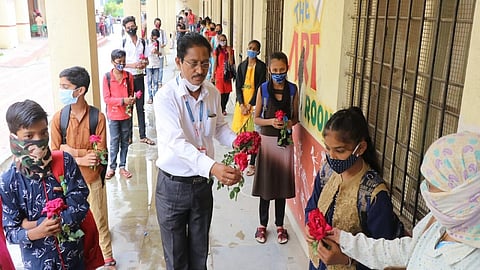 औरंगाबाद - जिल्ह्याच्या गंगापूर तालुक्यातील रांजणगाव-शे.पूंजी येथील जिल्हा परिषद शाळेत विद्यार्थी-विद्यार्थिनींचे शिक्षकांनी गुलाबपुष्प देऊन स्वागत केले.