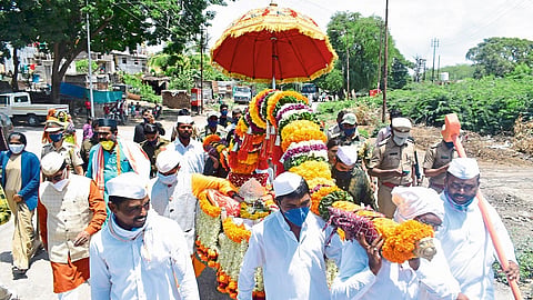 पैठण (जि.औरंगाबाद) : पंढरपूरकडे प्रस्थानासाठी गुरुवारी काढण्यात आलेला संत एकनाथ महाराज पालखी सोहळा. ( छायाचित्र अशिष तांबटकर.)