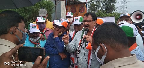 कर्नाटक लगतच्या महाराष्ट्रातील नागरिकांना सोडा