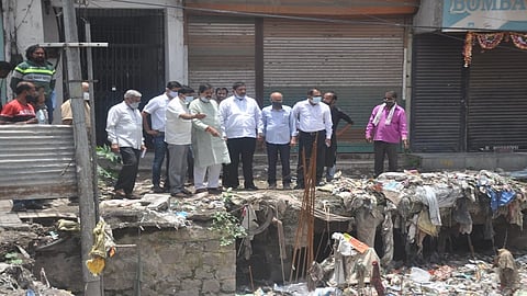 औरंगाबाद - आमदार प्रदीप जैस्वाल यांनी महापालिकेच्या अधिकाऱ्यांना फैलावर घेऊन जाब विचारला.