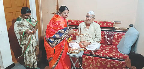 नातं रक्तापलीकडचं! राखीच्या प्रेमाने बहिण-भावांचे उजळले नाते