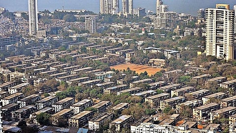 राजधानी मुंबई : चाळ, टॉवर आणि घसरणारा टक्का!