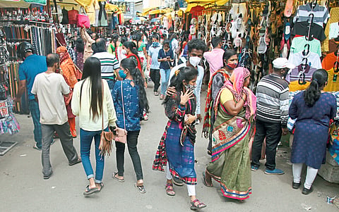 पुण्यातील बाजारात चैतन्य; ग्राहकांचा खरेदीसाठी उत्साह