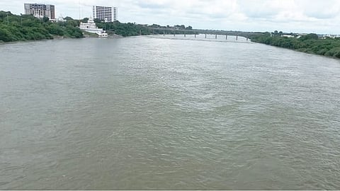 नांदेड : विष्णुपुरी प्रकल्पाचे तीन दरवाजे सोमवारी दुपारी उघडण्यात आले असून त्यातून नदीपात्रात विसर्ग करण्यात येत असल्याने गोदावरी नदी दुधडी भरून वाहत आहे.