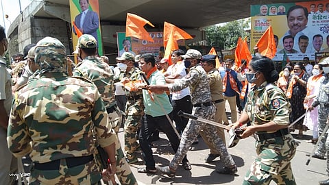 कणकवलीत संतप्त शिवसैनिकांकडून राणेंचा पुतळा जाण्याचा प्रयत्न