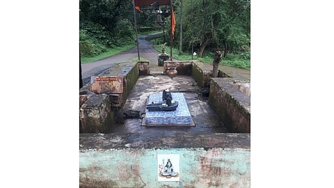 कोकण : दुबळेश्वर मंदिराला ना दार, ना भिंती