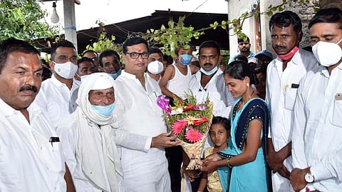 balasaheb thorat felicitated the woman who saved the life of a child from a leopard