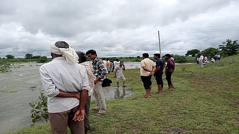 जवळगाव (ता.अंबाजोगाई, जि.बीड) : मुरंबी लघुसिंचन प्रकल्पाच्या सांडव्यात बेपत्ता युवकाचा शोध घेताना ग्रामस्थ.
